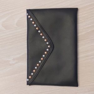 🌿B-Low the Belt Studded Clutch